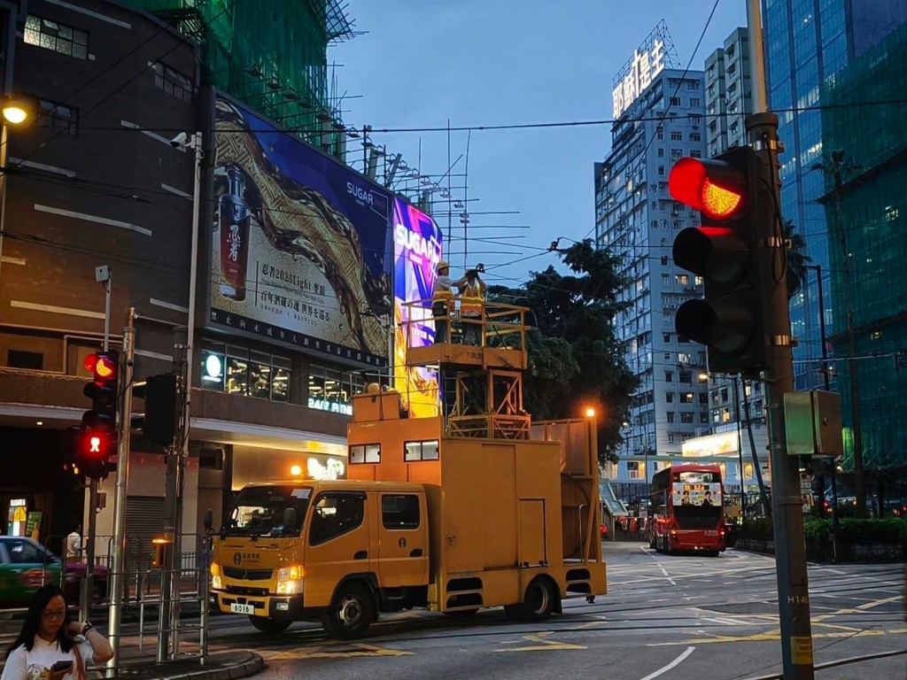 電車公司工程人員正在搶修。FB:穆家駿 電車公司工程人員正在搶修。FB:穆家駿