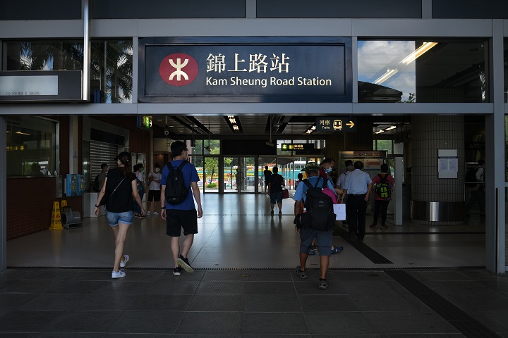 警方在錦上路站以涉嫌遊蕩拘捕一名39歲男子。資料圖片