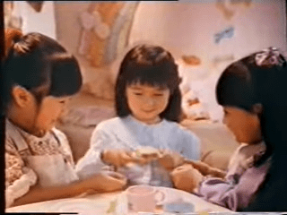 香港人集体回忆「莎莉蛋糕」陪伴不少香港人成长，更有多个经典广告，相信大家必记得「莎莉多谢你」 ！（图片来源：YouTube截图）