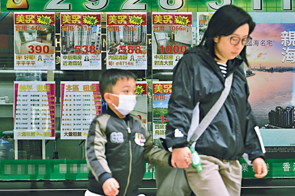 二手市場樓價持續受壓，連帶銀行估值取態轉趨保守，屋苑估值級級跌。