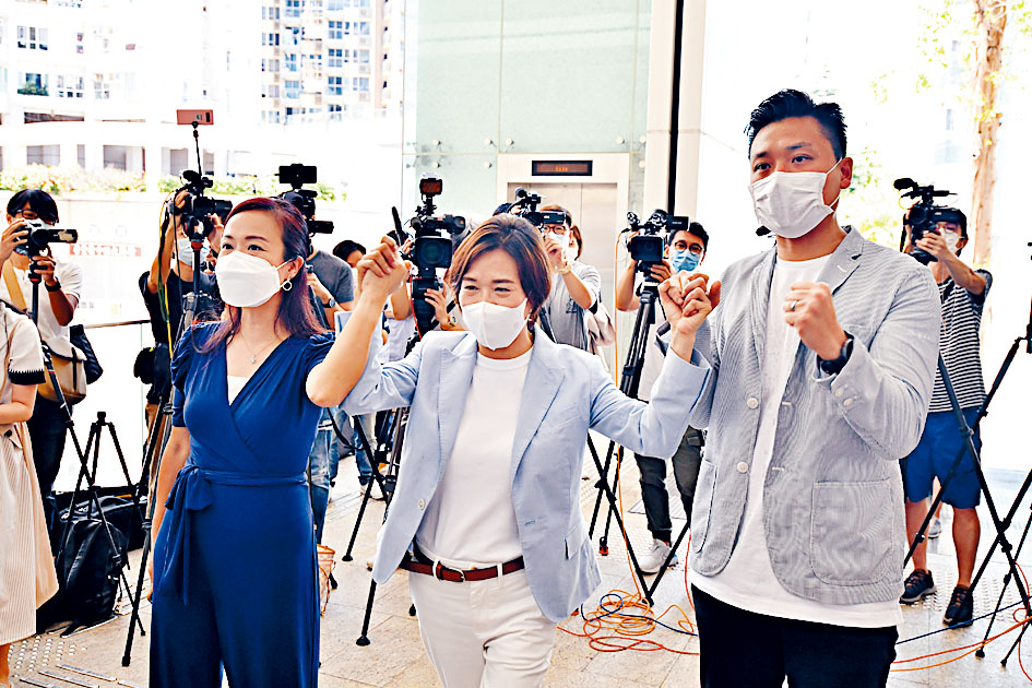 左起:陳凱欣、梁美芬、鄭泳舜建制「三子」罕有攜手報名參選九西。