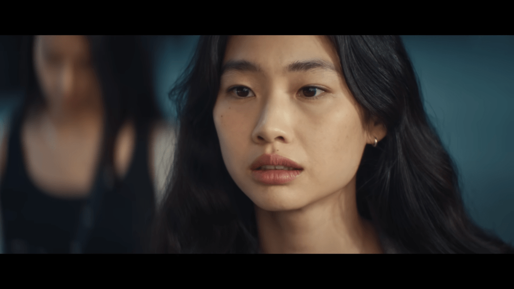 此時女主角鄭浩妍露出驚訝表情。