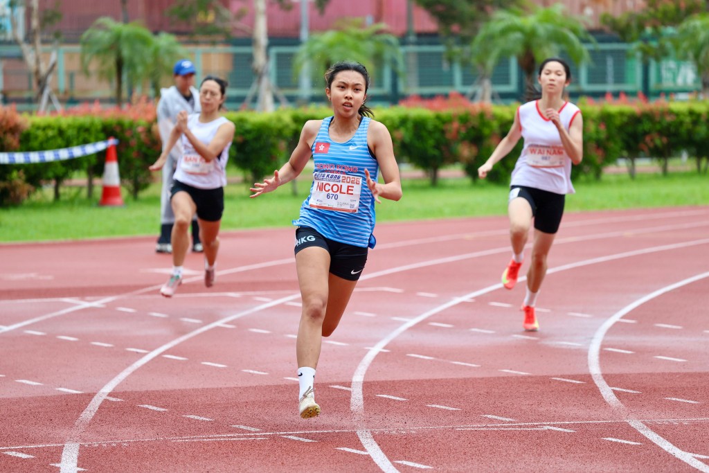 邱蒨庭刷新200米跑香港青年纪录。徐嘉华摄