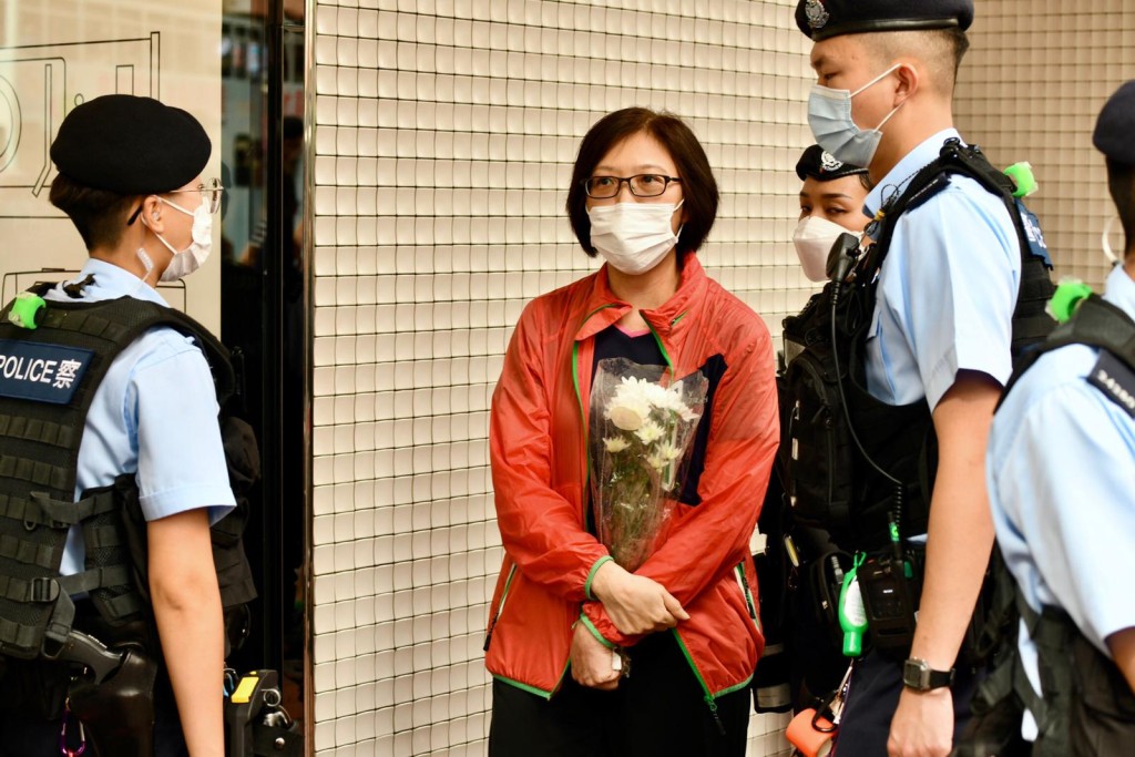 警員截查身穿黑衣人士。