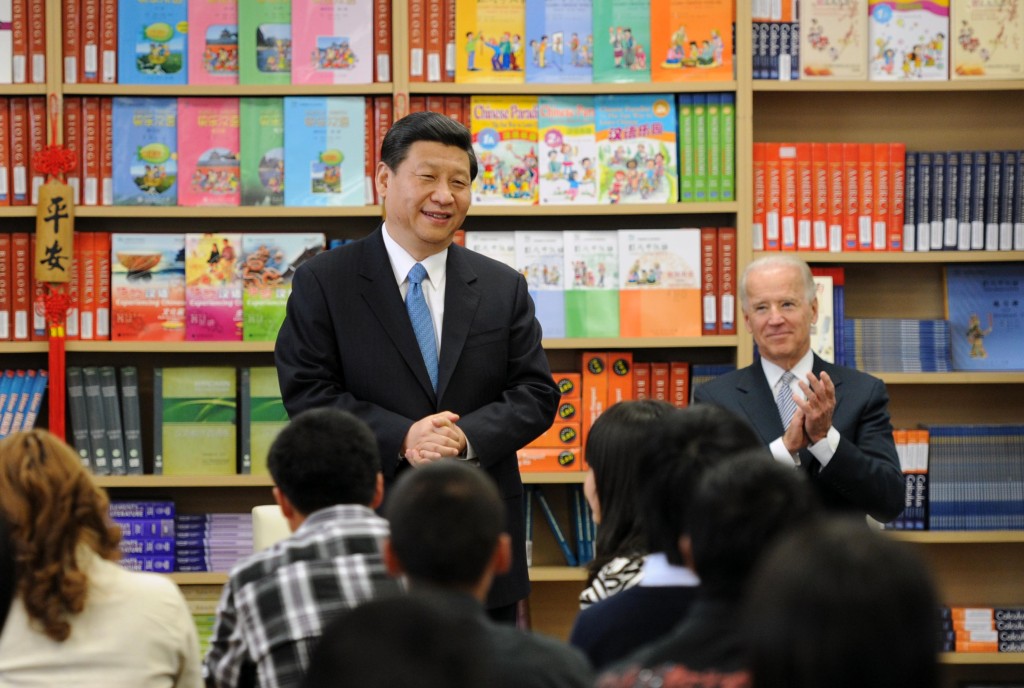 2012年習近平與時任美國副總統的拜登共同參觀國際研究學習中心。新華社