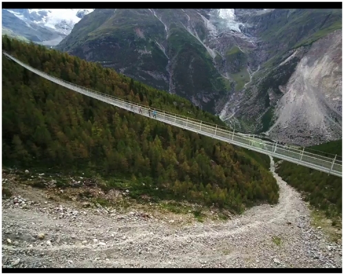 「欧洲大桥」 连接采尔玛特镇和格雷兴 镇两座山城。片段截图