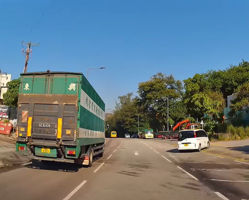 吊臂車由貨倉倒車，停在文錦渡路的路口。fb車cam L（香港群組）影片截圖