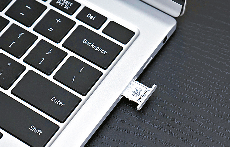 ●直接插入5G SIM卡，即可高速流动上网，全天候工作。