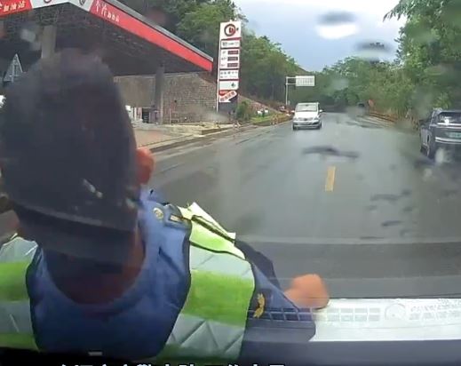 云南有交通执法人员主动跳上车头，引发碰瓷式执法质疑。