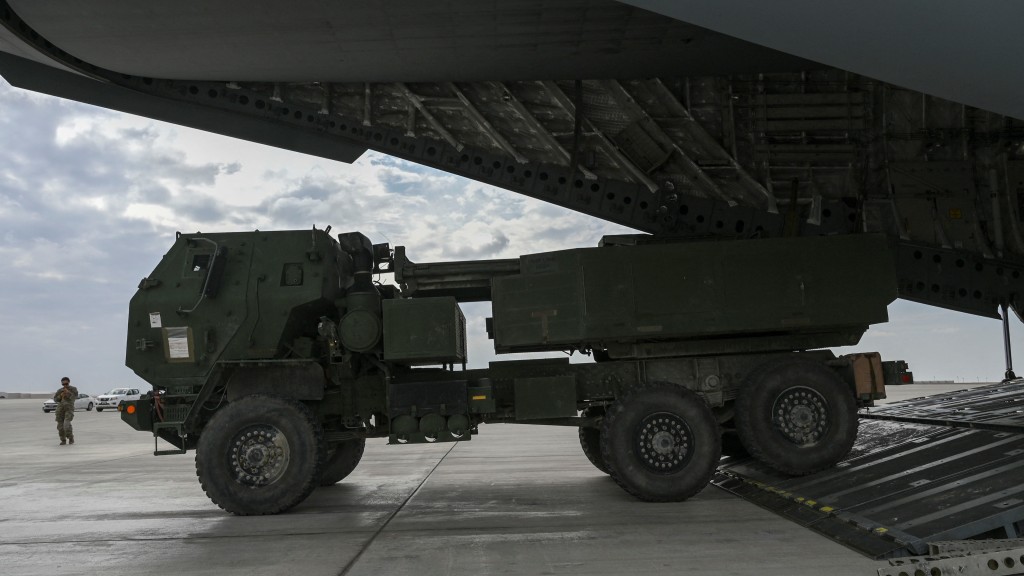 美国陆军M142高机动性火箭系统登上C-17运输机。 路透社