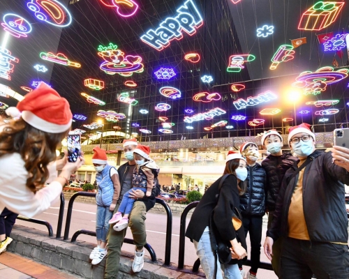 今晚平安夜不少市民外出拍攝燈飾。盧江球攝