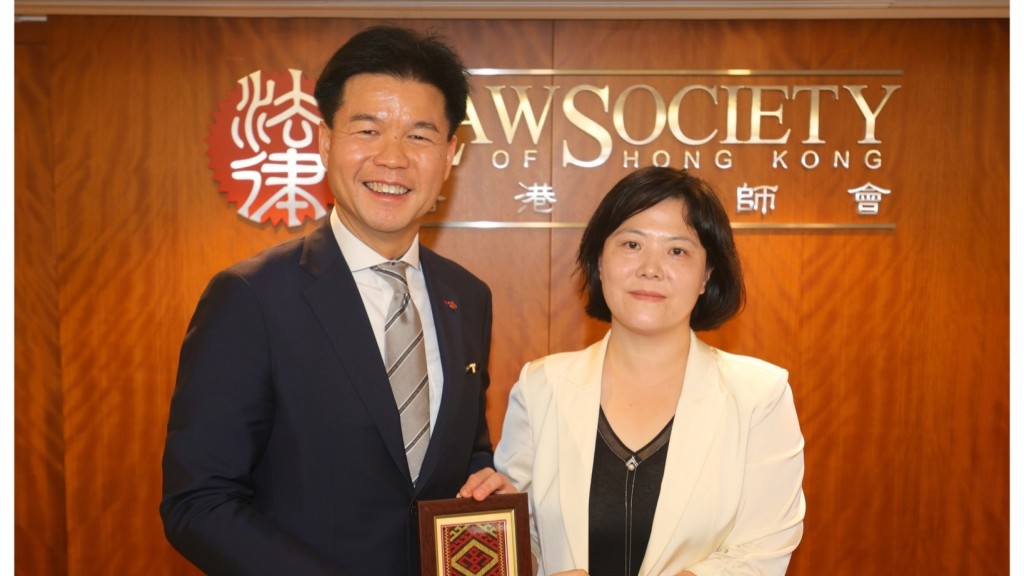 中國高級法官代表團訪問香港律師會，深入交流普通法制度。圖左為律師會會長湯文龍