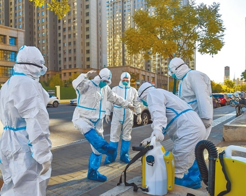 內蒙新冠疫情持續,工作人員進入呼和浩特被封鎖的社區前先行消毒。新華社圖片