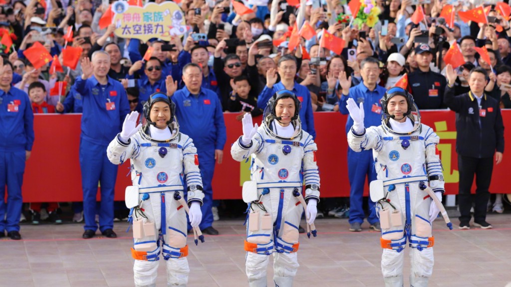 神舟十八號三名太空人準備升空。