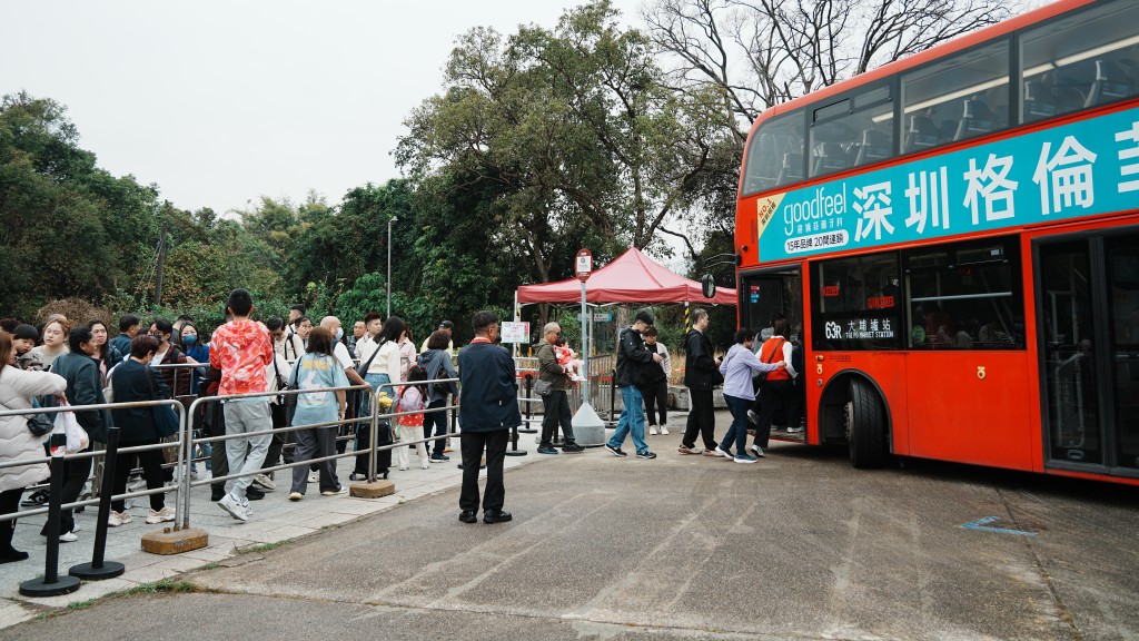 大年初二｜各區交通持續更新 林村一帶道路繁忙 西九停車場爆滿