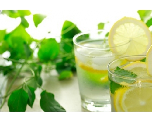 檸檬水的檸檬的酸味可刺激唾液分泌，達到滋潤口腔、喉嚨、解渴效果。網圖
