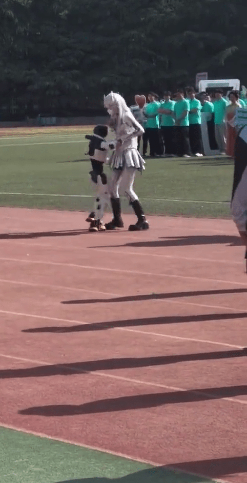 演變成女學生與機械人角力。