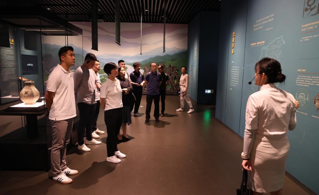 胡偉軍帶領「Customs YES」成員參觀三星堆博物館，親身體驗青銅器鑄造的技藝。