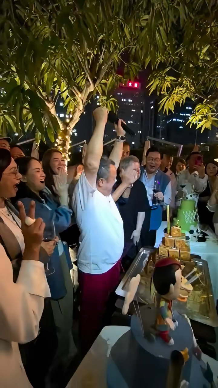 曾志偉多次高舉雙手,非常開心。 曾志偉多次高舉雙手,非常開心。