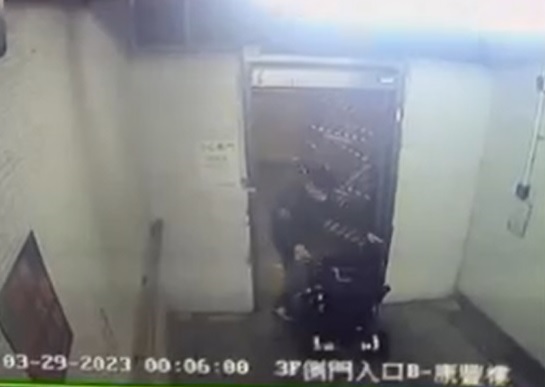 賊人遁康豐樓一個側門出口推電動輪椅車離開。