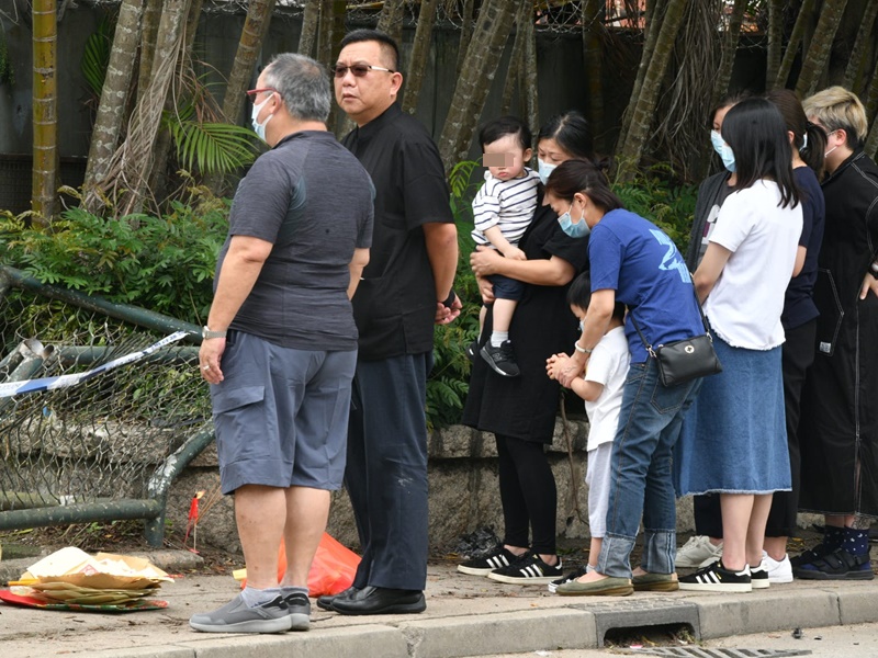家人到場路祭。
