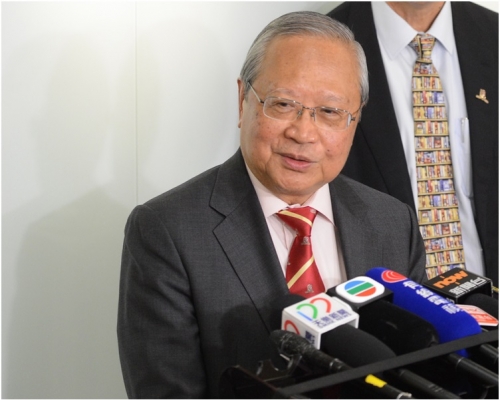 梁乃鵬指九巴盈利增加與節省燃油成本有關，員工開支仍佔上整體開支的約六成。