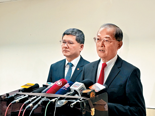 盧寵茂（右）談及節約醫療開支，「節約是美德，我們個個都應該節約」。