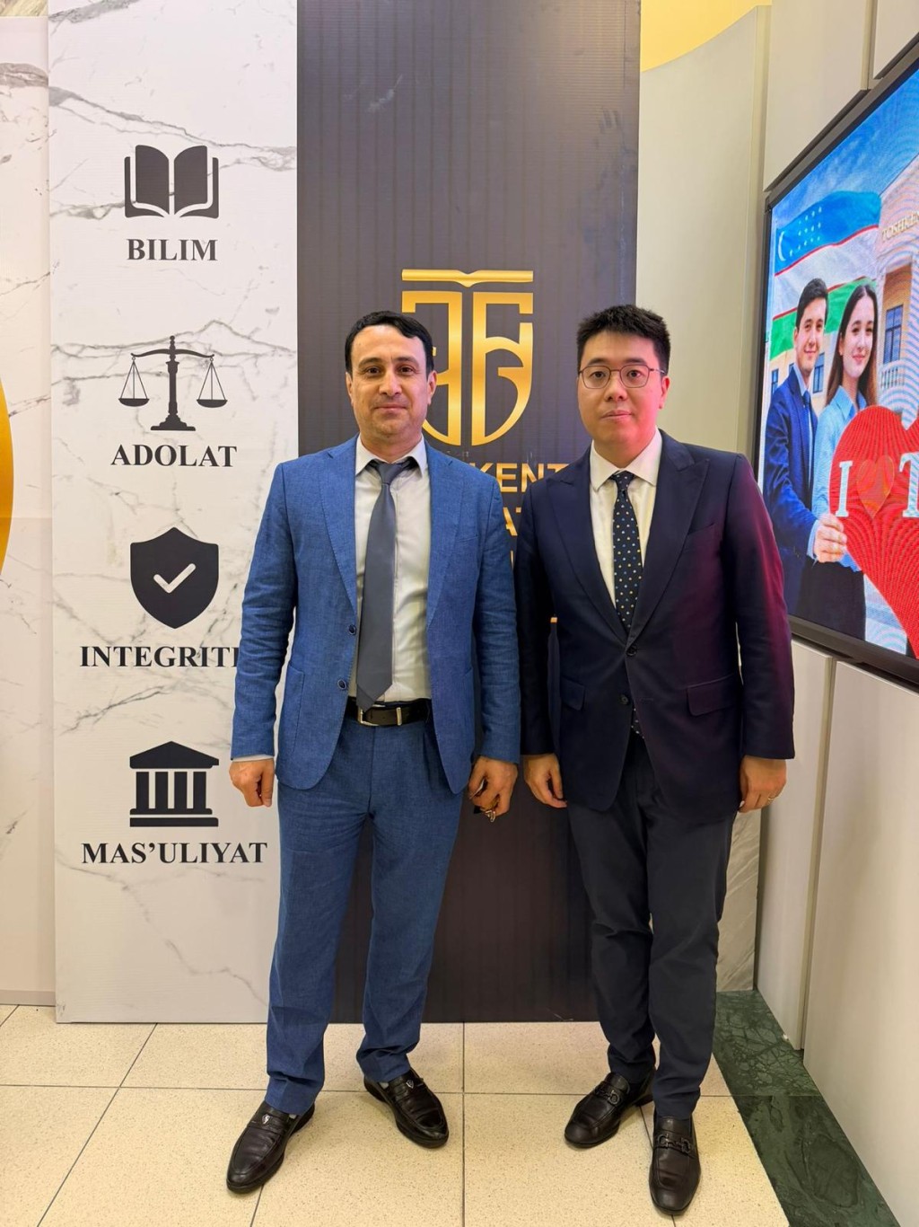 陸栩然大律師與塔什干國立法律大學教授、兼烏茲別克律師協會(Uzbekistan Lawyers Association)主席Narziev Otabek教授交流。 陸栩然大律師與塔什干國立法律大學教授、兼烏茲別克律師協會(Uzbekistan Lawyers Association)主席Narziev Otabek教授交流。