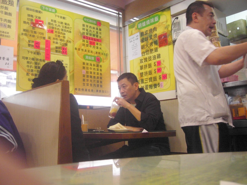 2003年，王家卫被拍到戴着普通眼镜食茶餐厅。