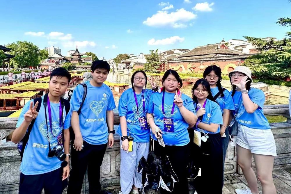 團員在遊歷南京文化之都 –– 夫子廟‧秦淮河。