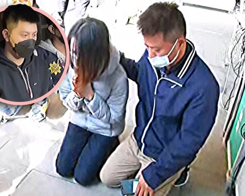 張男(小圖)的母親到醫院門外，向傷者家長下跪。中時圖片