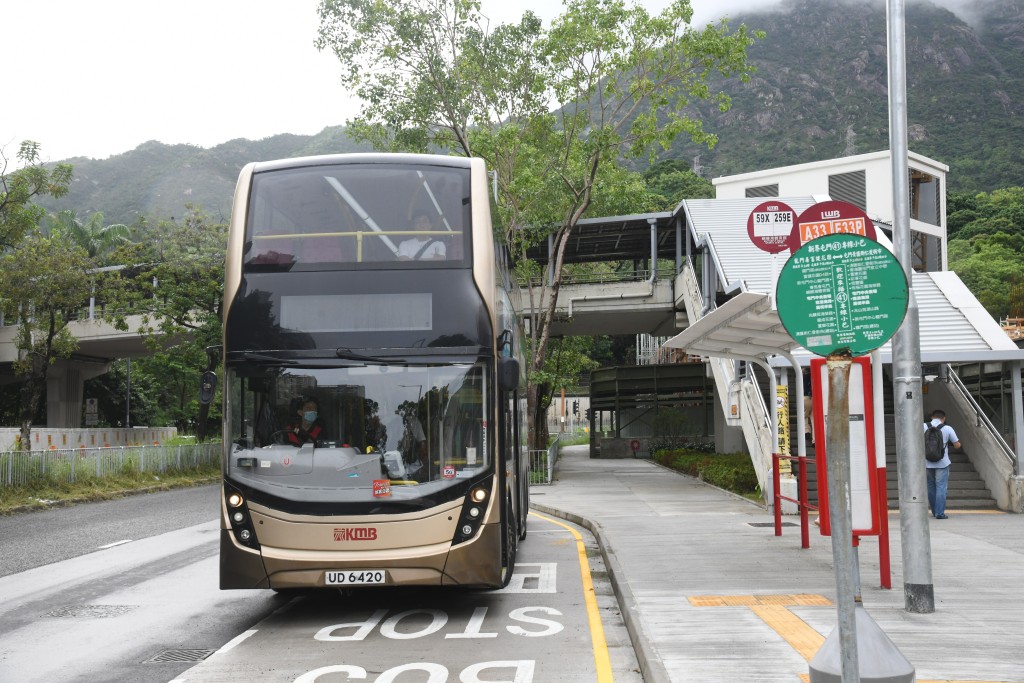 屋苑南面有巴士站可出市区，59X往旺角、259往荃湾、A33往机场。何健勇摄