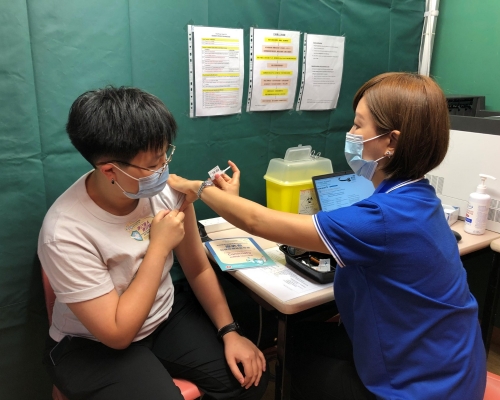 共約有900名學生及教職員已登記於7月7日及8日接種復必泰疫苗。
