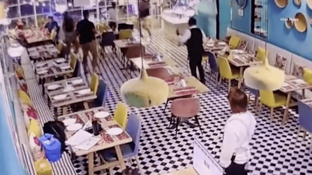 男子在毫無徵兆下突然站起,一邊奔跑大叫,一邊全力撞向餐廳的玻璃門。 男子在毫無徵兆下突然站起,一邊奔跑大叫,一邊全力撞向餐廳的玻璃門。