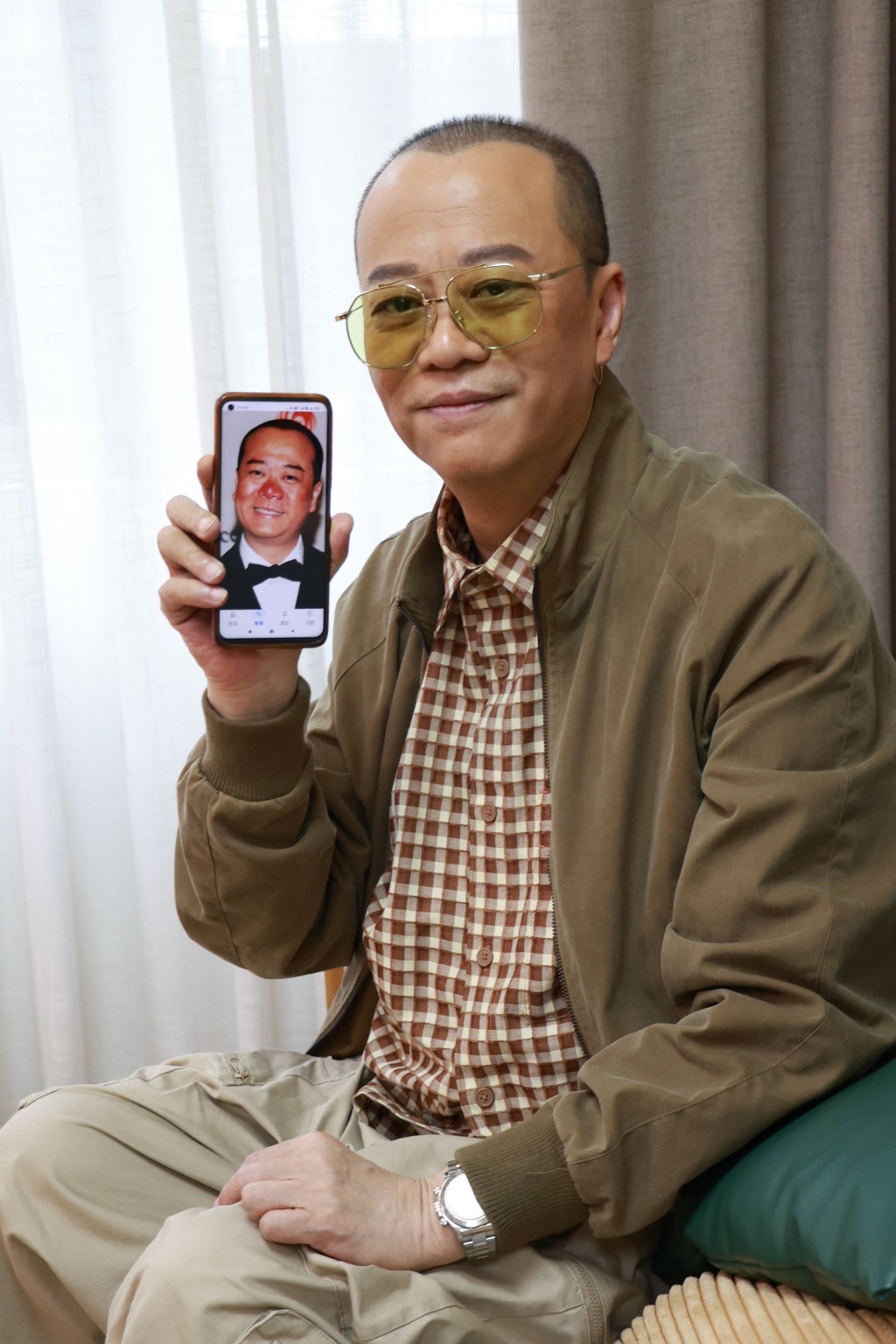 Bobby展示當年「生蛇」照片，臉紅鼻腫。