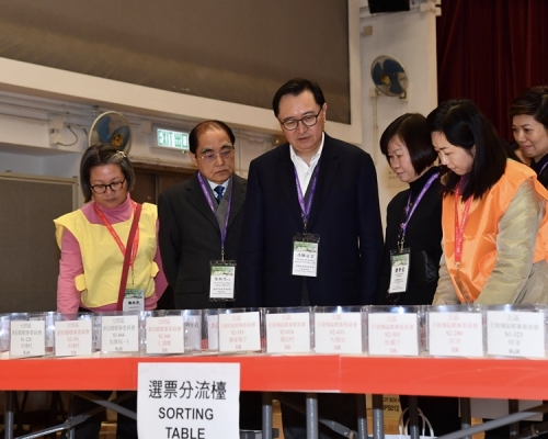 選舉管理委員會主席馮驊法官(中)、選管會成員陸貽信資深大律師(左二)。