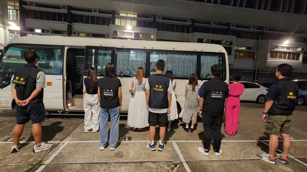 跨部門九龍城及紅磡打擊黑工,13男女涉「違反逗留條件」被捕。警方提供