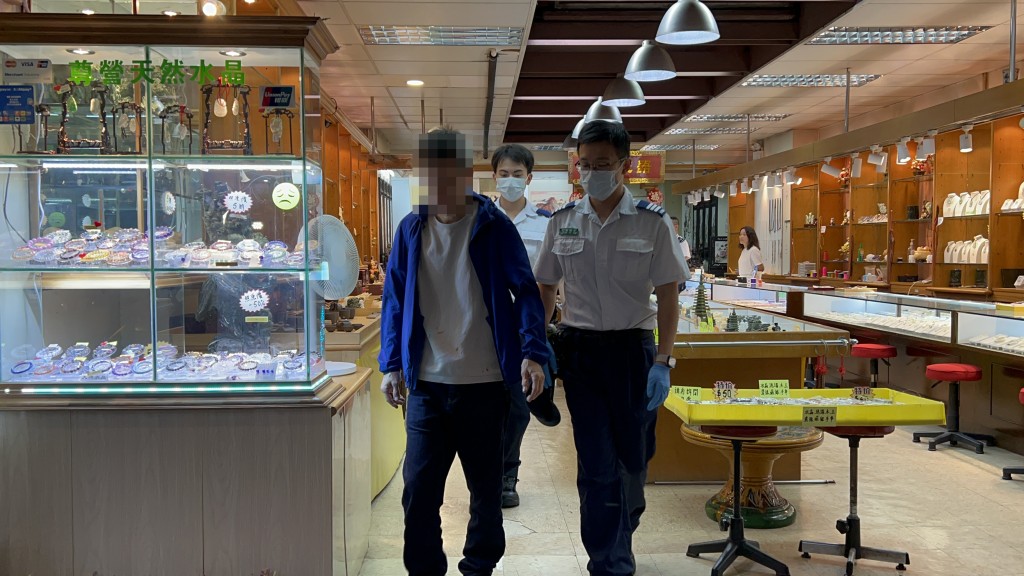 玉石舖老闆右手手肘受傷。曾志恒攝 玉石舖老闆右手手肘受傷。曾志恒攝