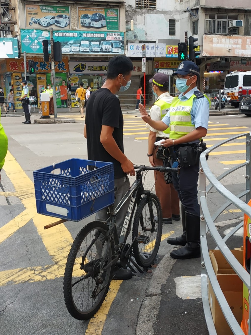 行動亦針對涉及單車及行人相關的交通罪行。警方圖片