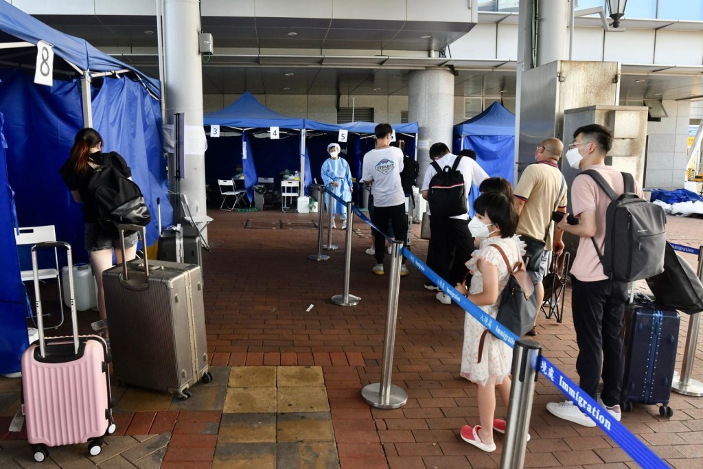 政府呼籲旅客改於今日下午3時後的非繁忙時段過關，以免因大量旅客聚集而需長時間等候。