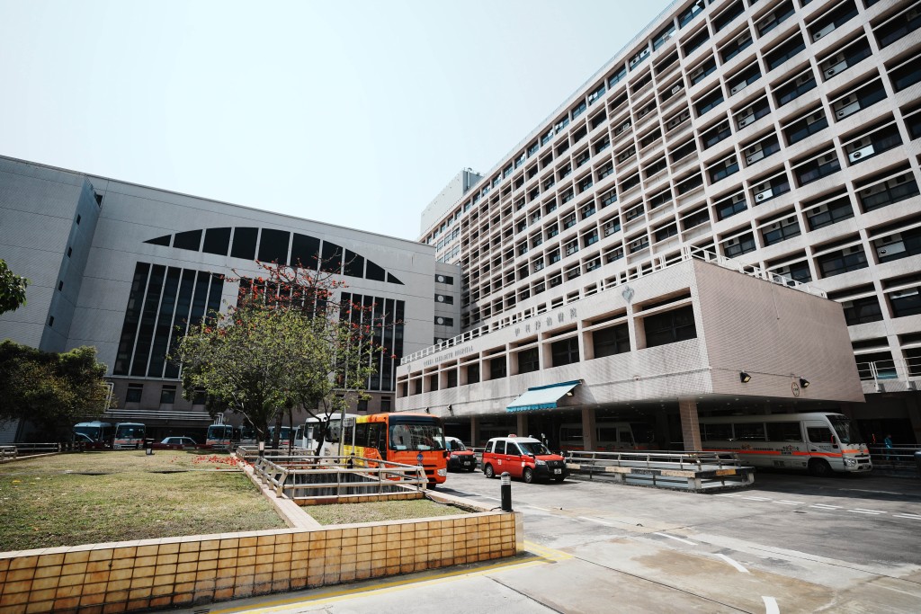 他目前情況危急,已於醫院深切治療部留醫超過二十天。 他目前情況危急,已於醫院深切治療部留醫超過二十天。