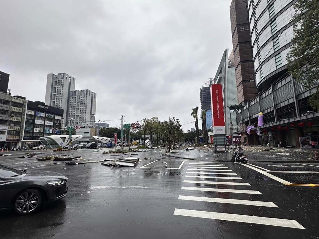 一名台灣網民在社交平台Threads表示，看到氣爆事故的影片畫面，觀察到新光三越百貨公司樓下的中港路(台灣大道)是紅燈，沒有車子經過，否則傷亡更為慘重。