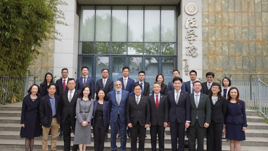 律師會訪京團最後一天 拜訪北大及人民大學商討合作計劃。香港律師會facebook圖片