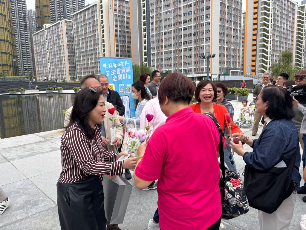 議員兩人一組,為各位母親送花獻祝福。 議員兩人一組,為各位母親送花獻祝福。