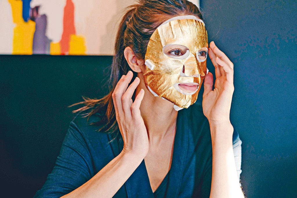 Franz Saint 21 Microcurrent Facial Dual Mask/$815/Joyce Beauty，以IGMB技術產生微電流，讓養分經離子導入法滲入肌底，成分包含腺苷及彈性蛋白，有助加強肌膚彈性及緊緻度 。 
　　