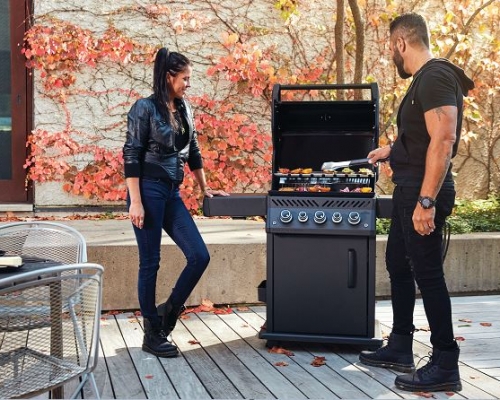 Napoleon Phantom Rogue 3-Burner燃氣燒烤爐，內含多種配件，包括燒烤爐、電動旋轉烤肉架套裝、燒烤清潔刷及防護套，讓你更方便與家人共享燒烤時光。