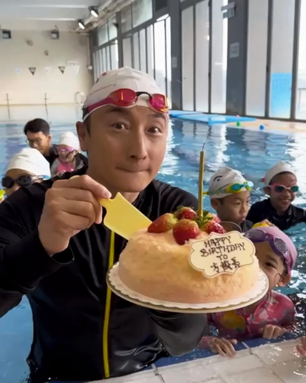 方力申昨日在泳池切蛋糕庆生。
