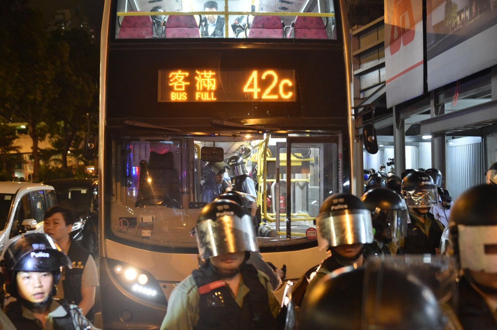 警員昨晚登上巴士搜查。資料圖片