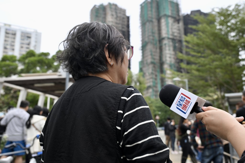 張太今日特意到場獻花，看見大廈燒得一片漆黑，坦言「看到心裏很不安」。