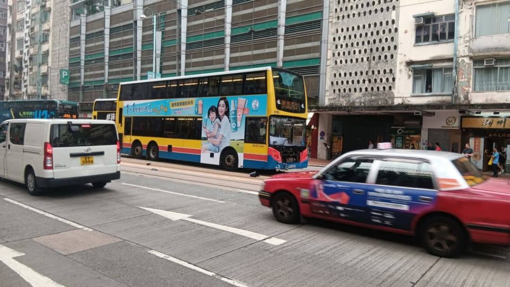 一輛城巴沿英皇道往鰂魚涌方向行駛,至北角官立小學對開時突然失控,撞毀路中兩支交通燈柱。網上圖片 一輛城巴沿英皇道往鰂魚涌方向行駛,至北角官立小學對開時突然失控,撞毀路中兩支交通燈柱。網上圖片